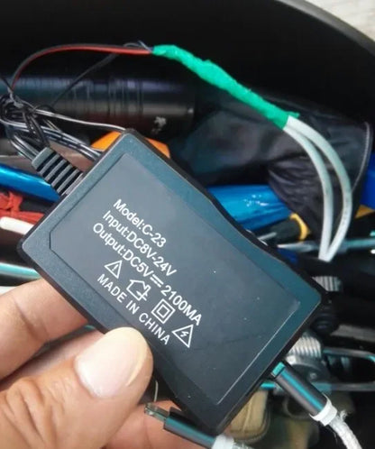 Multi-port 12V24v battery mobile phone charger motorcycle car on board universal USB to 5V car 2.1A fast charge